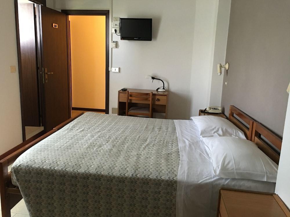 Hotel Plutone تّشيرفييا المظهر الخارجي الصورة