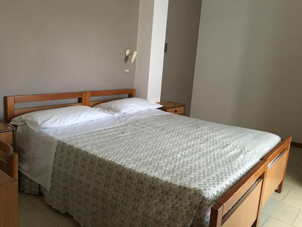 Hotel Plutone تّشيرفييا المظهر الخارجي الصورة